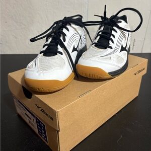 Mizuno Kids White and Black Sneakers with Brown Soles